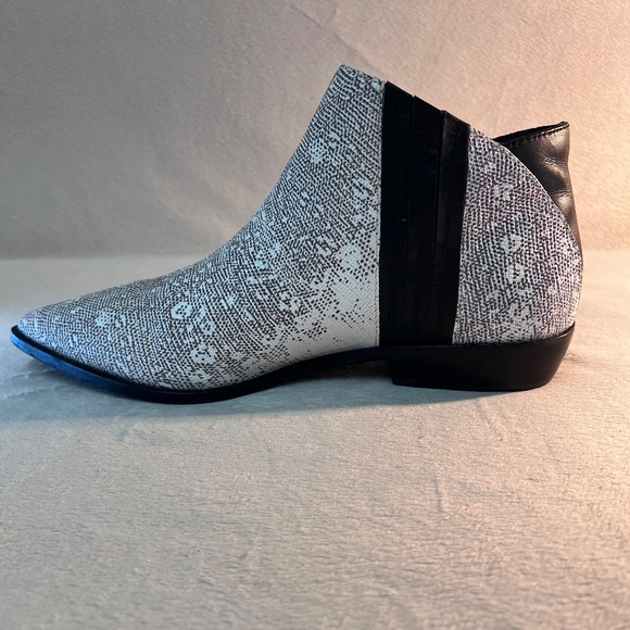 L.A.M.B. Women's Mayor Lizard Print White Pointy Toe Ankle Booties Shoes Sz 10 - Picture 3 of 16